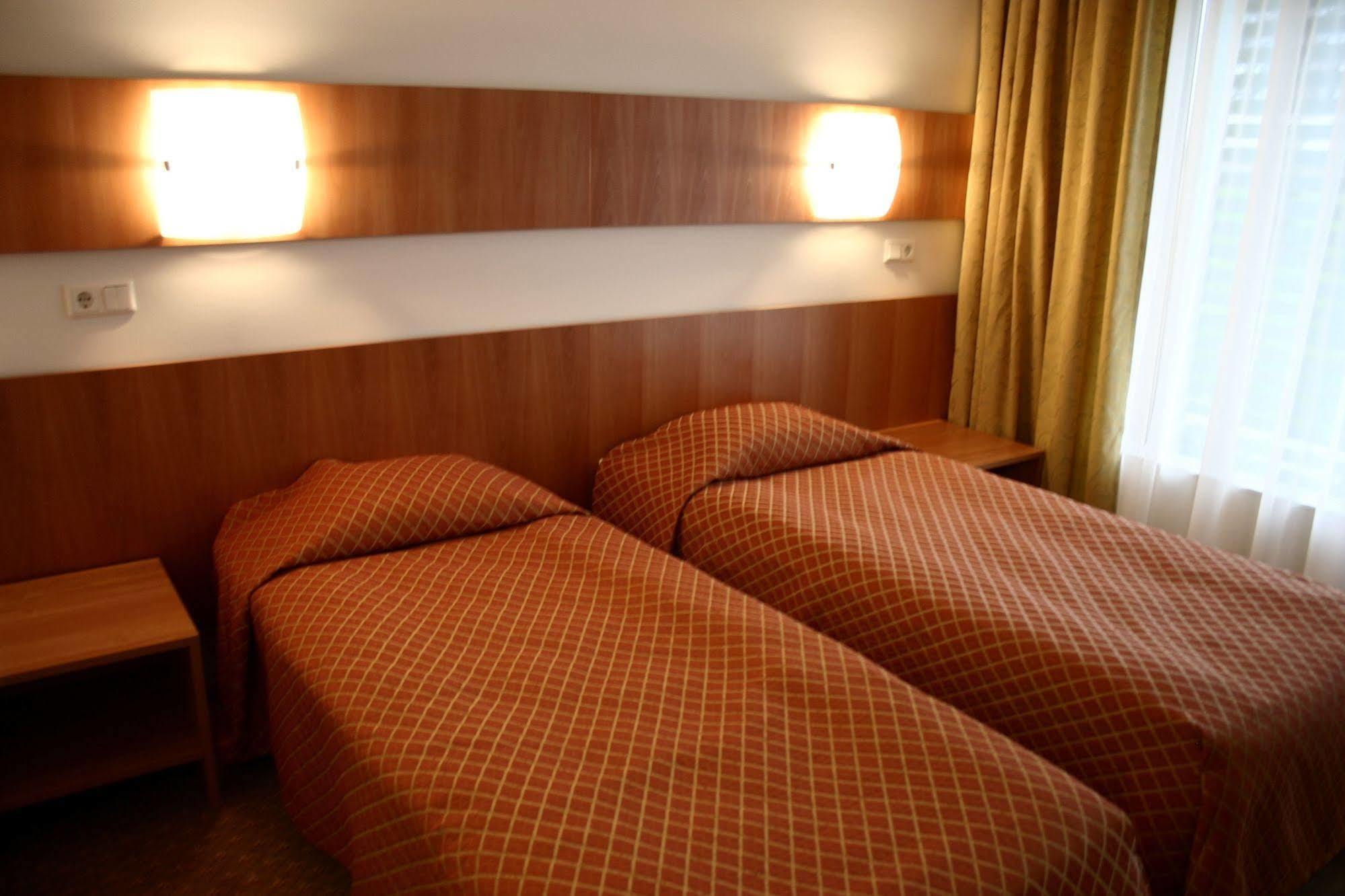 Raadimoisa Hotell Тарту Екстер'єр фото